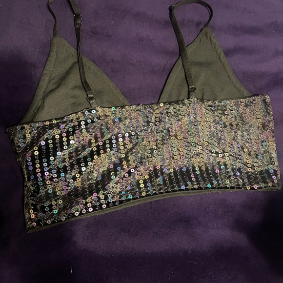 Beautiful sequin crop top, perfect for the Holidays! - Picture 4 of 6